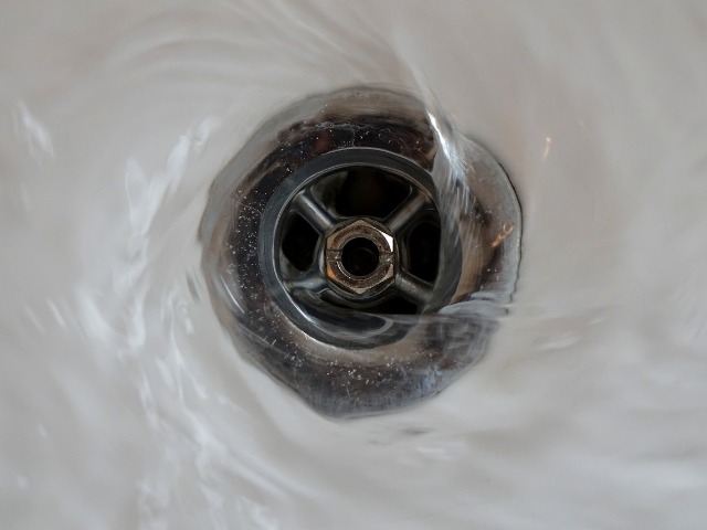 Wasser das durch Abfluss abfließt
