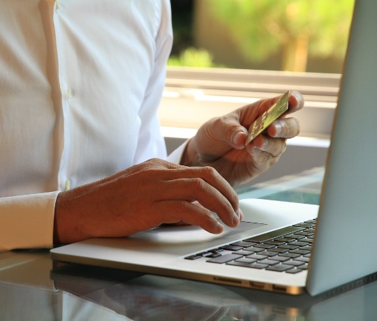 Mann mit Chipkarte vor Laptop